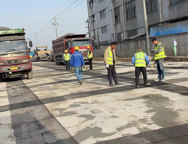 烟台老材料的新故事:玻璃纤维土工格栅如何在‘白改黑’浪潮中重获新生?